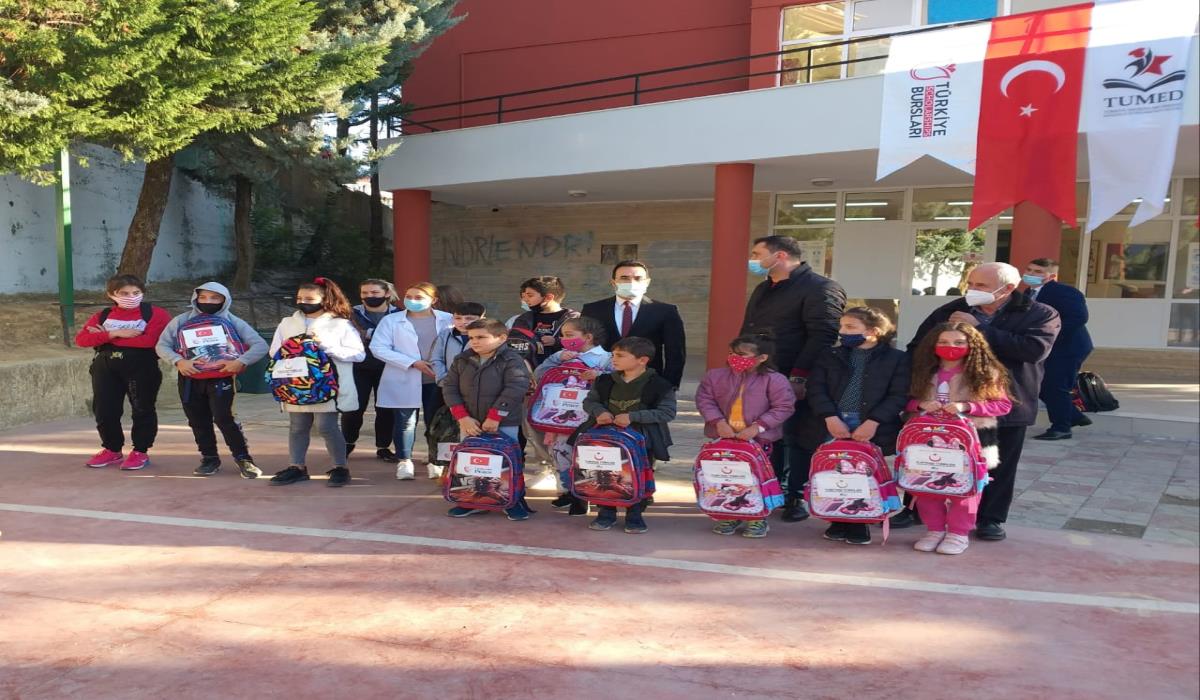 YTB’nin Desteğiyle Arnavutluk’taki Öğrencilere Kırtasiye Yardımı